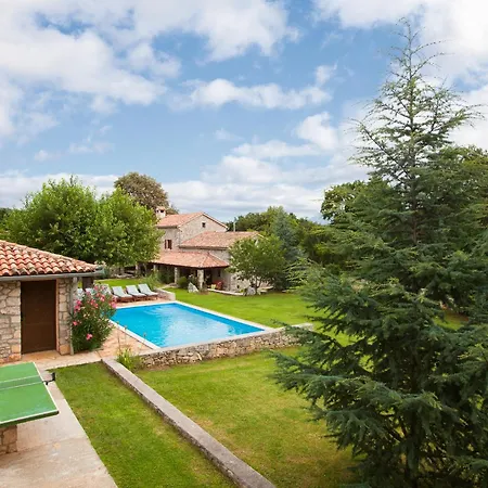 Favola, A Rustic Retreat Surrounded By Beautiful Nature Holiday home Vinez