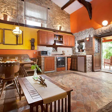 Favola, A Rustic Retreat Surrounded By Beautiful Nature Vinez
