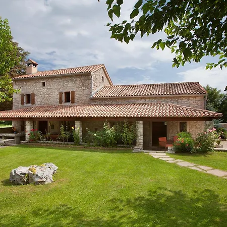 Favola, A Rustic Retreat Surrounded By Beautiful Nature Holiday home