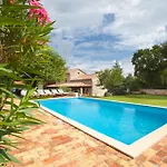 Vikendica Favola, A Rustic Retreat Surrounded By Beautiful Nature Vinez