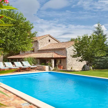 Casa vacanze Favola, A Rustic Retreat Surrounded By Beautiful Nature Vinež